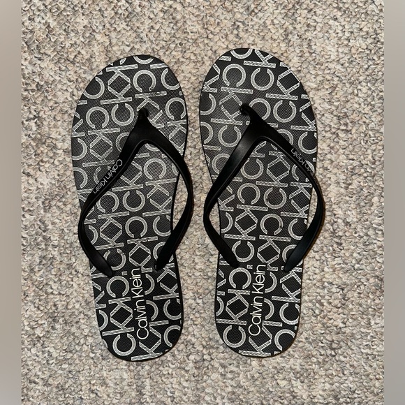 Calvin Klein Women's Sarminya Flip-Flop Size 8 - Picture 6 of 7